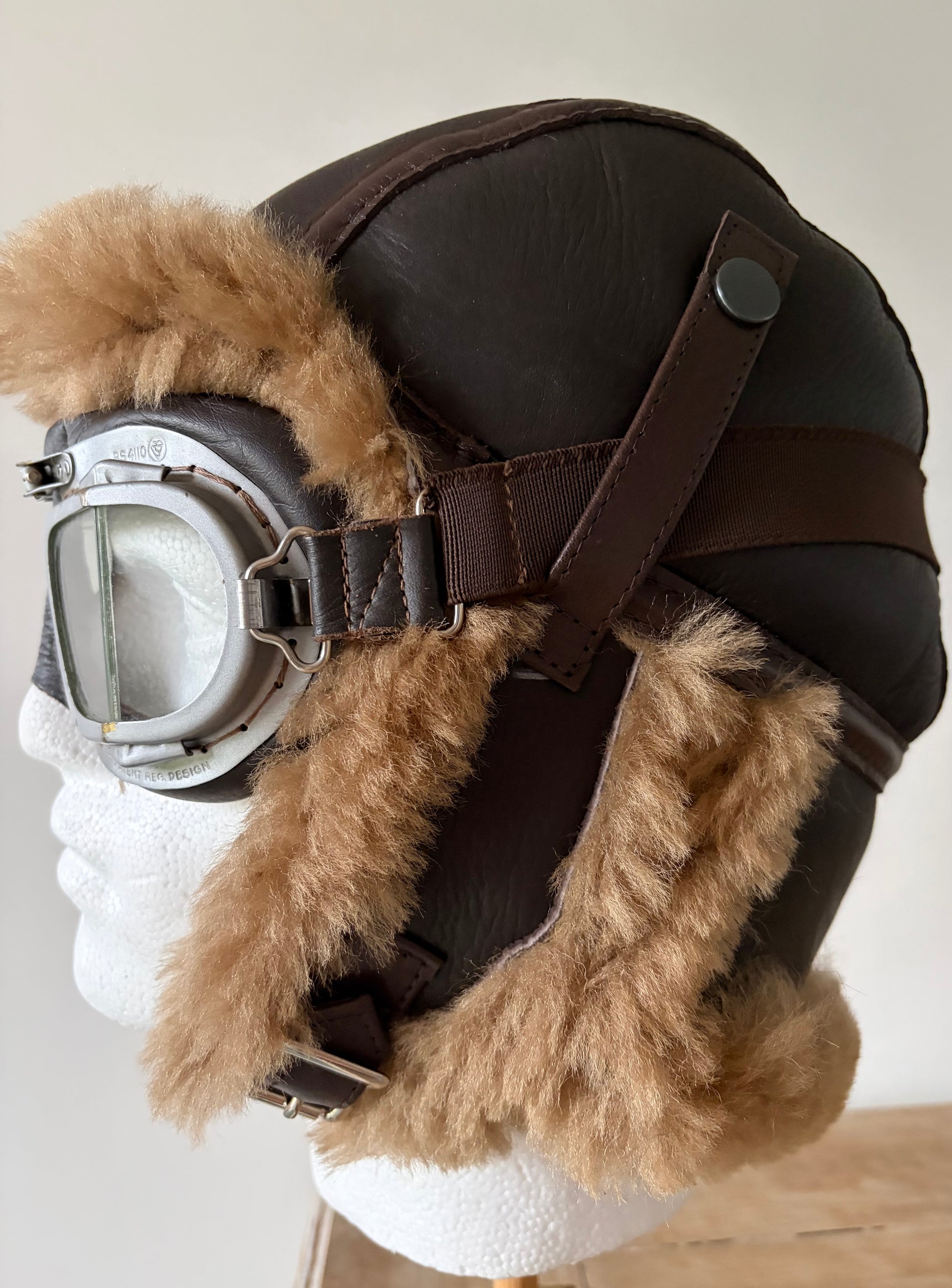 L2b Biggles with three goggle straps – Leather Driving Helmets